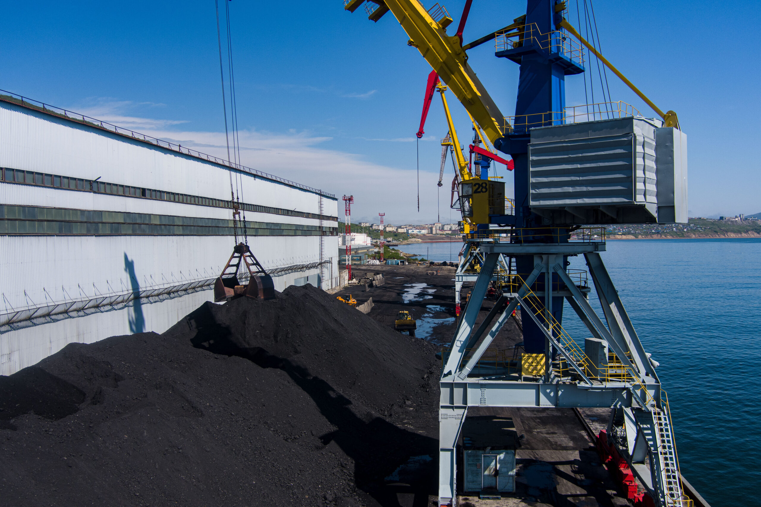 В Магаданский морской торговый порт доставлена первая партия угля